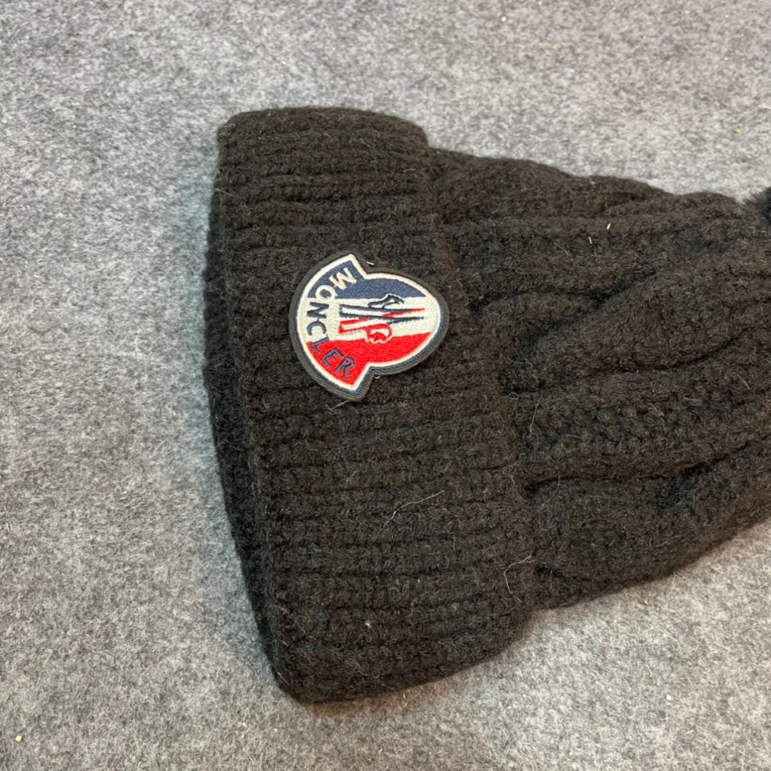  经典蒙口毛线帽秋冬颜值超高的单品之一
毛球 毛线帽毛质非常紧致有质感！
拍照很上镜👋