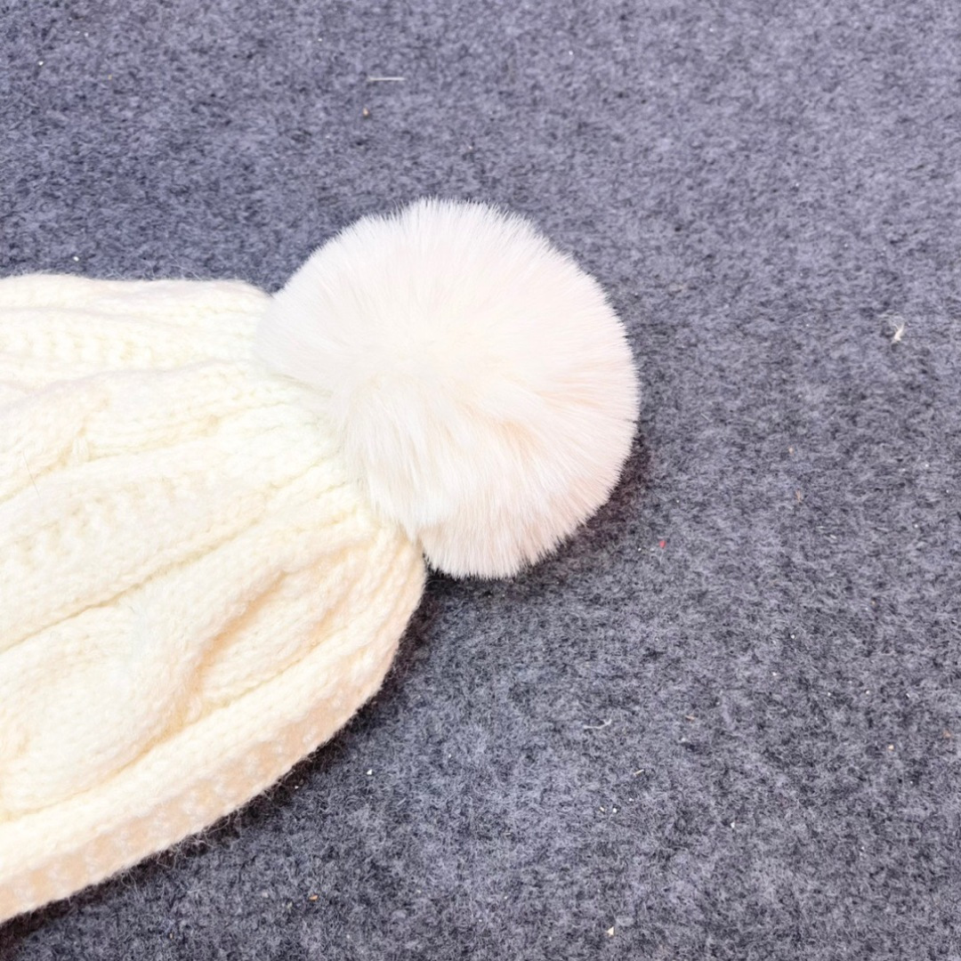  经典蒙口毛线帽秋冬颜值超高的单品之一
毛球 毛线帽毛质非常紧致有质感！
拍照很上镜👋