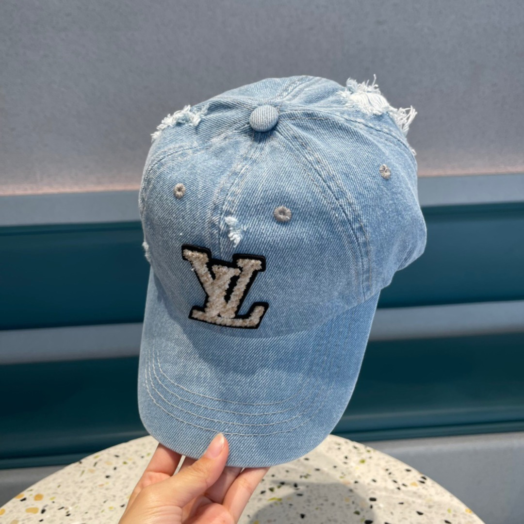 NO:224020,Lv Louis Vuitton, a new counter with denim wash water embroidered baseball cap, the new model is on the shelves. This year, every hat in Celebrity wants to have~ The design is easy to be casual and fashionable and has a sense of high-end. It is super easy to match. Needless to say, the hat shape is absolutely beautiful!  Get the same style for the show, hat, straw hat, fisherman hat, baseball hat, knit hat, hat, celine, louis vuitton, louis vuitton, espadrilles, hats19860909Lv路易威登 新款专柜同步牛仔洗水刺绣棒球帽 新款上架 今年赛琳家每款帽子都想拥有～ 设计轻易休闲时髦又带高级感 超好搭配 帽型不用多说 绝对好看！ 赶快get秀场同款吧帽子草帽渔夫帽棒球帽针织帽,帽子,celine,louis vuitton,louis vuitton,espadrilles,hats,hat