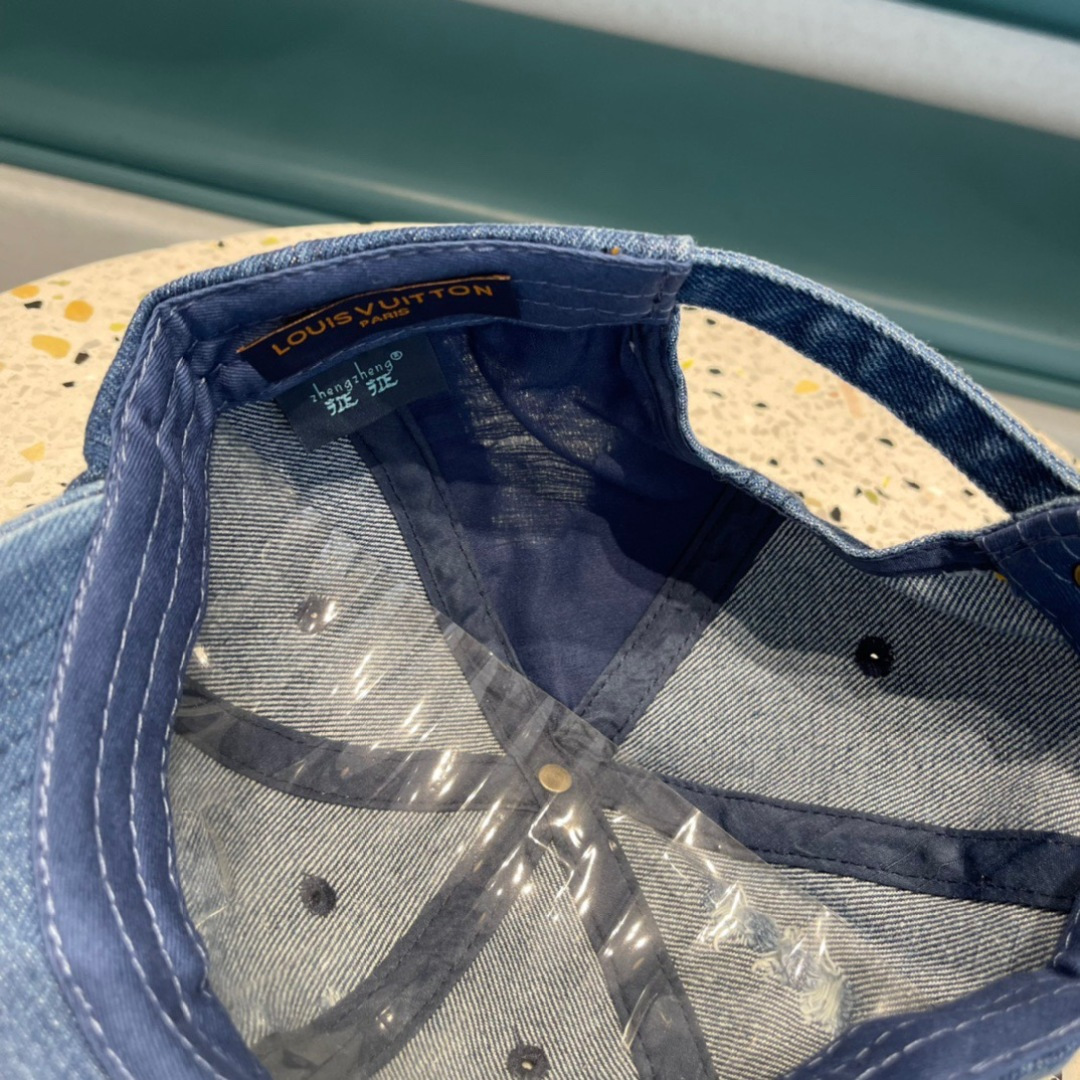  Lv路易威登  新款专柜同步牛仔洗水刺绣棒球帽 
新款上架💙💙 今年赛琳家每款帽子都想拥有～
设计轻易