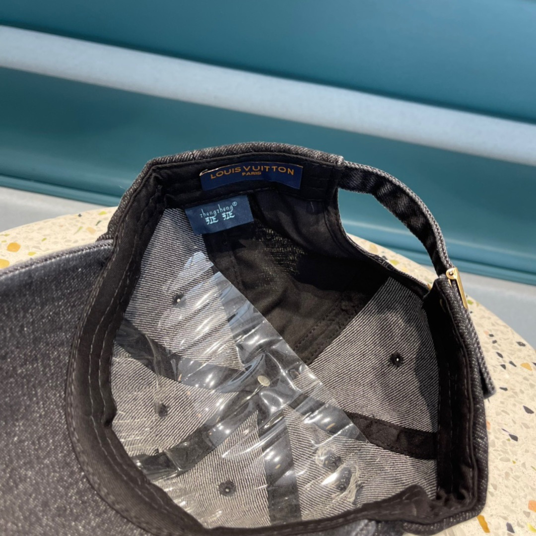  Lv路易威登  新款专柜同步牛仔洗水刺绣棒球帽 
新款上架💙💙 今年赛琳家每款帽子都想拥有～
设计轻易