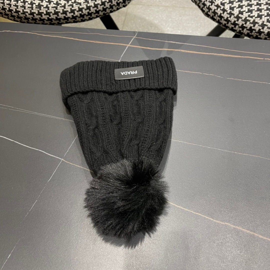  PRADA普拉达 新款毛绒针织帽子女冬保暖护耳显脸小秋冬毛线帽