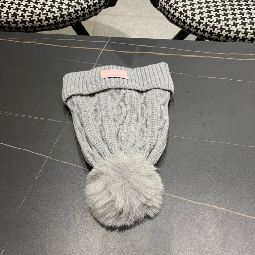  PRADA普拉达 新款毛绒针织帽子女冬保暖护耳显脸小秋冬毛线帽