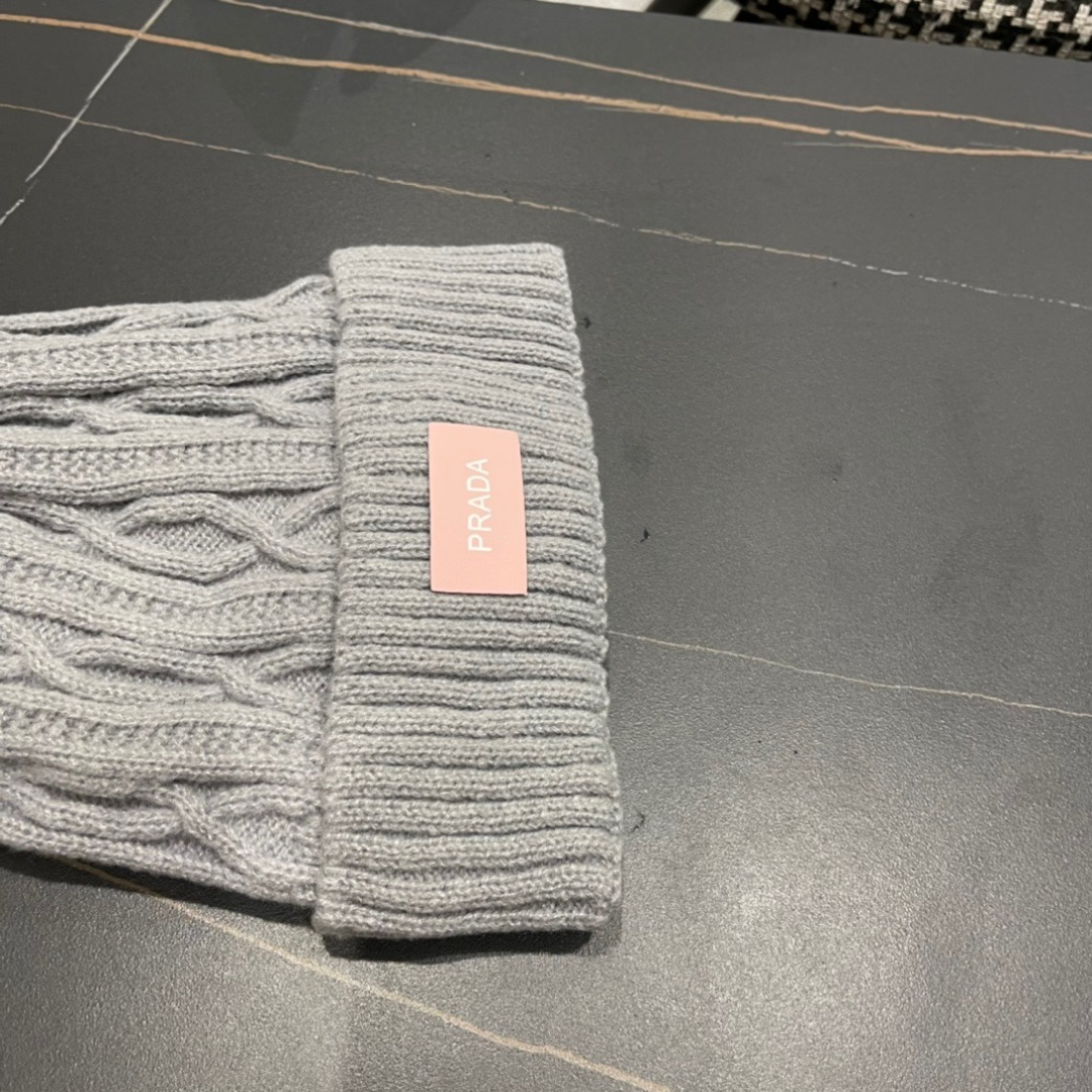  PRADA普拉达 新款毛绒针织帽子女冬保暖护耳显脸小秋冬毛线帽