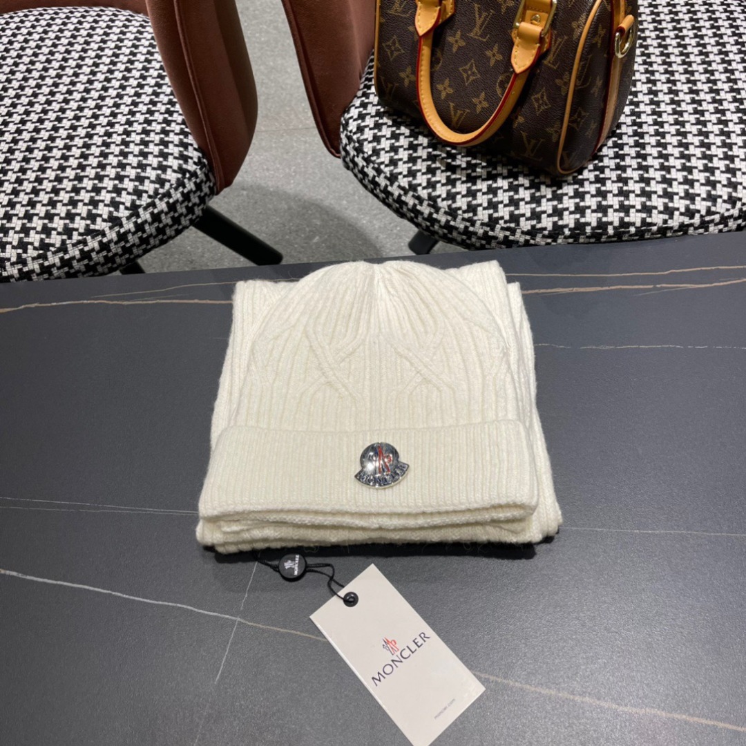 “Moncler Woolen Hats and Scarves: Quality and Style for Couples”
