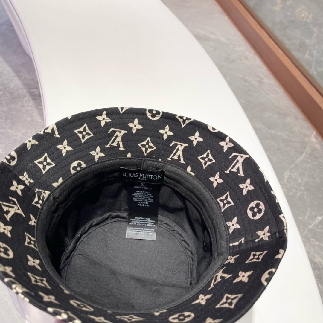  LV路易威登官网版出货，经典渔夫帽，非常经典的经典，流行的复古美，四季可用，出门必备，非常显脸小