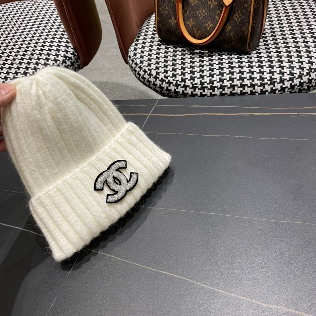 CHANEL香奈儿新款兔毛针织帽 这种兔毛毛线帽不管什么类型的一点都好配 入手这个绝不会错！