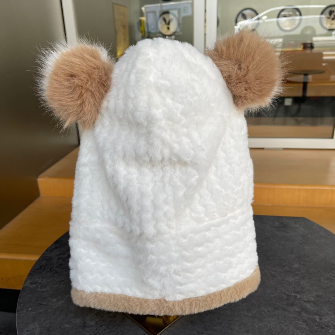 Prada’s 2024 Autumn/Winter Collection: Warm Float Cap Gloves Trio - 图片 7