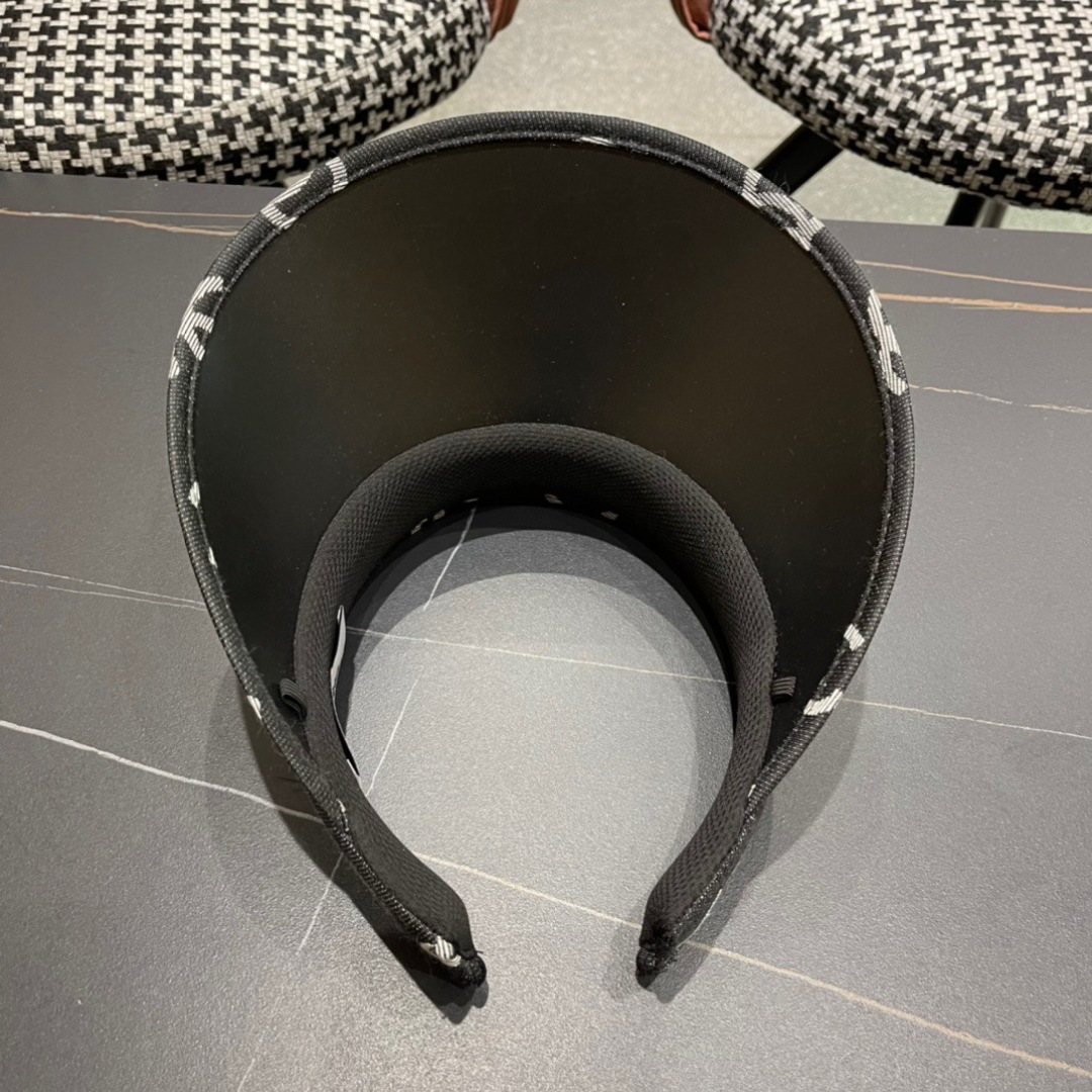 
MONCLER蒙口🎩春新款高品质牛仔渔夫帽
超仙，超火爆💖质感很赞，出街超好搭配！时尚潮流！快快入手哦