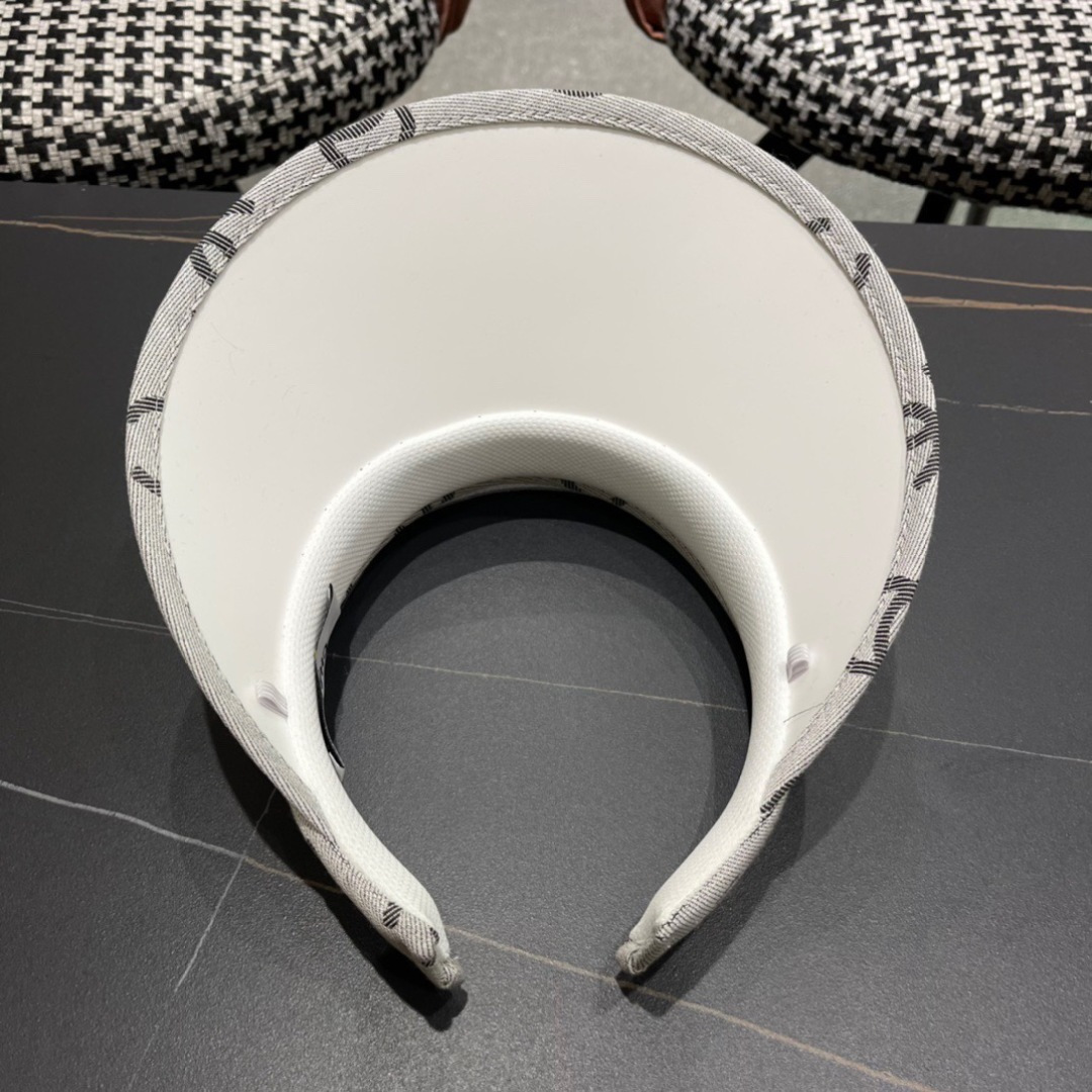 
MONCLER蒙口🎩春新款高品质牛仔渔夫帽
超仙，超火爆💖质感很赞，出街超好搭配！时尚潮流！快快入手哦