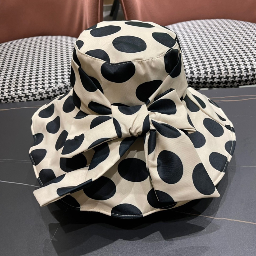 【PRADA普拉达】2024新款波点三角标渔夫帽，大牌款超好搭配，赶紧入手！