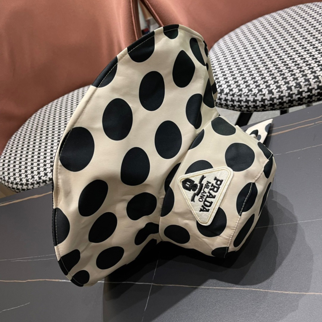 【PRADA普拉达】2024新款波点三角标渔夫帽，大牌款超好搭配，赶紧入手！