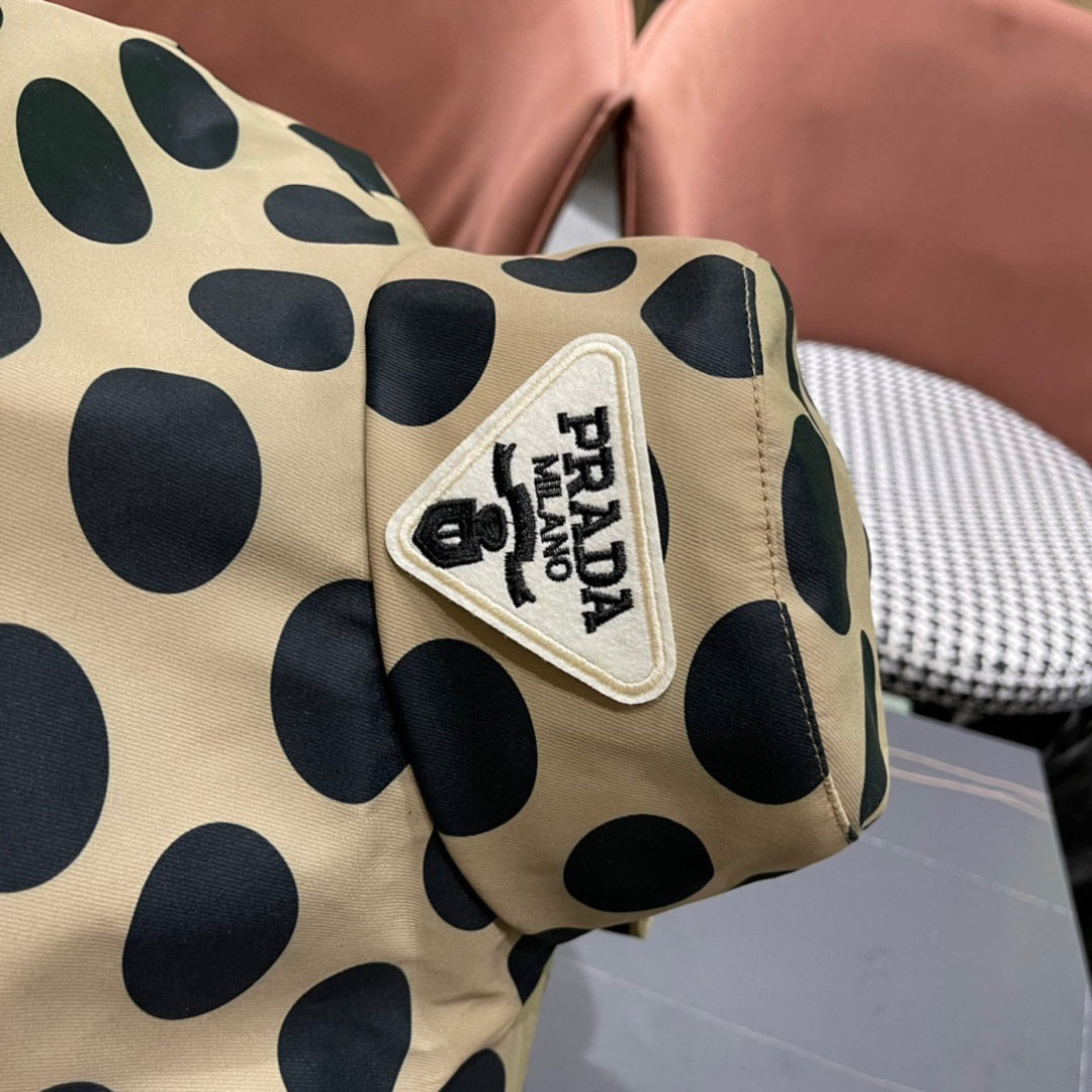 【PRADA普拉达】2024新款波点三角标渔夫帽，大牌款超好搭配，赶紧入手！