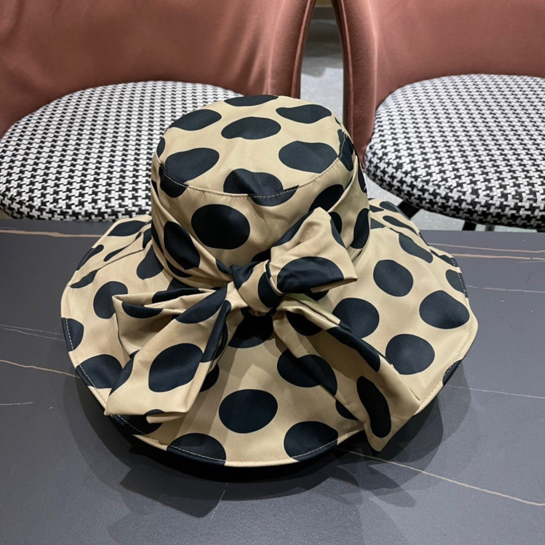 【PRADA普拉达】2024新款波点三角标渔夫帽，大牌款超好搭配，赶紧入手！