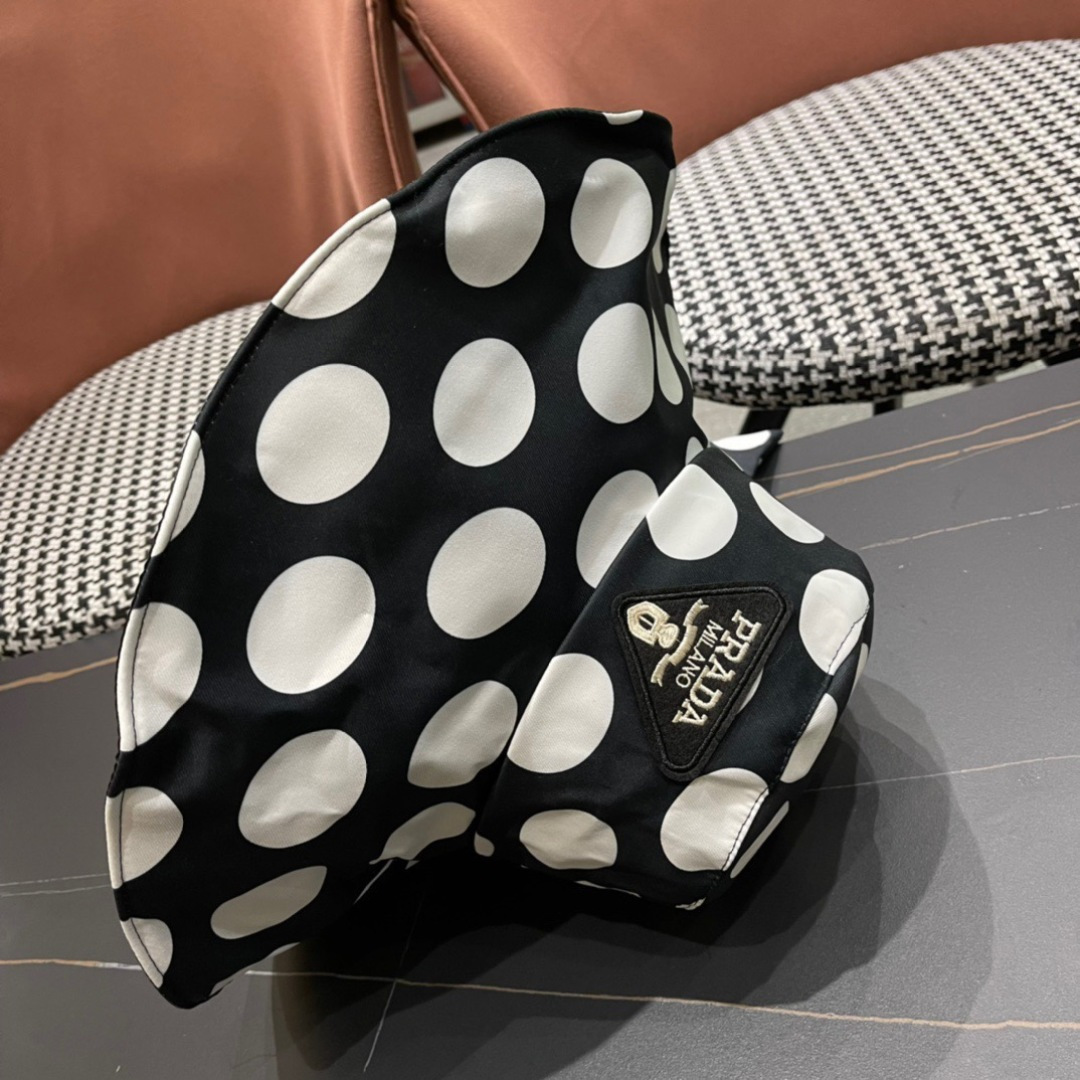 【PRADA普拉达】2024新款波点三角标渔夫帽，大牌款超好搭配，赶紧入手！