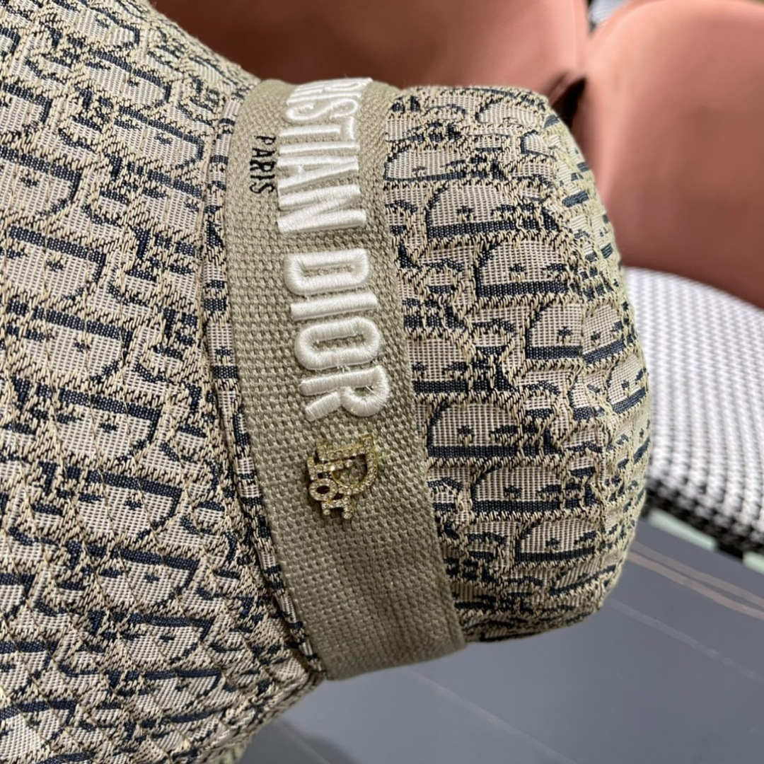 迪奥Dior😍官网最新迪奥logo渔夫帽，防晒指数超高，可随意折叠，携带方便🤗