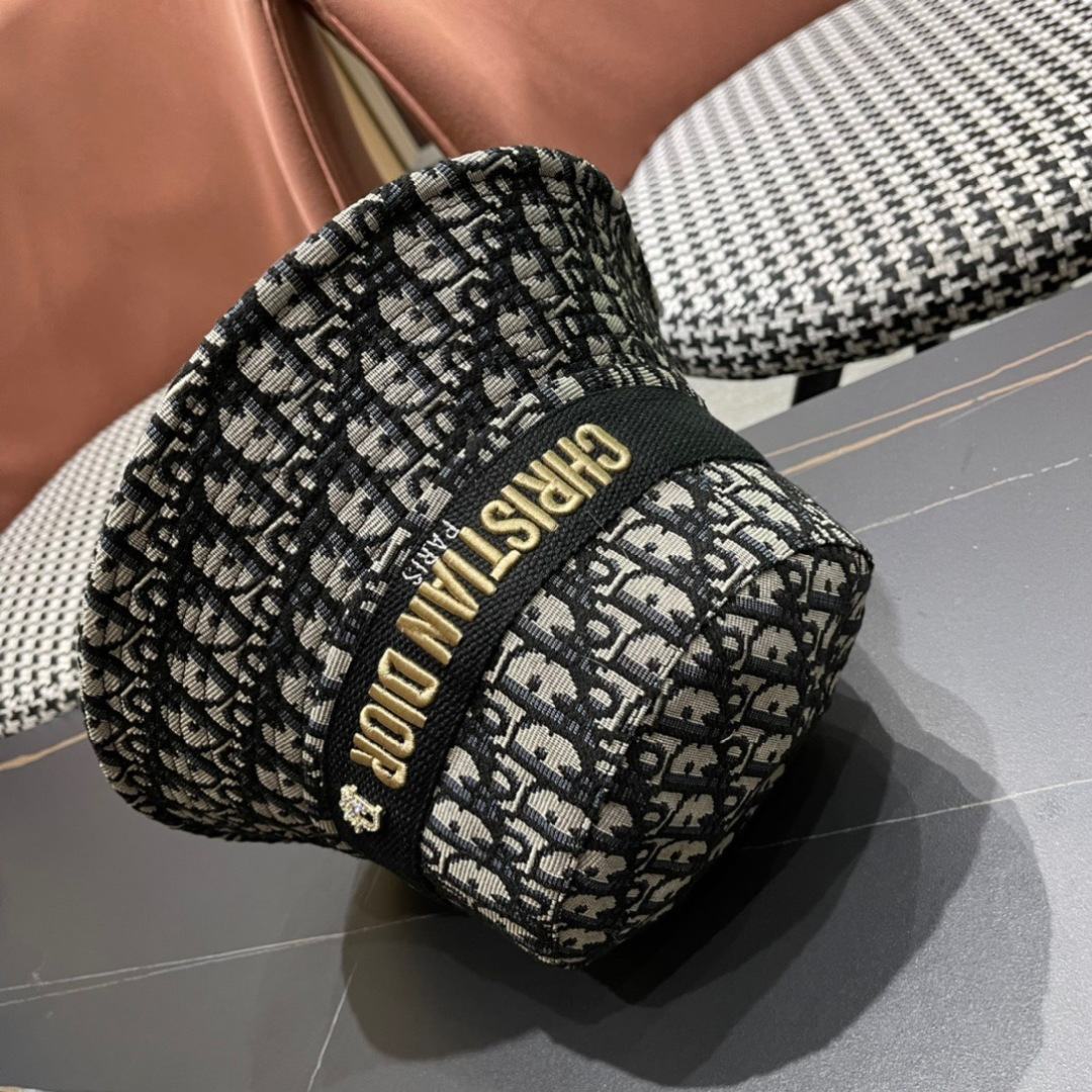 迪奥Dior😍官网最新迪奥logo渔夫帽，防晒指数超高，可随意折叠，携带方便🤗