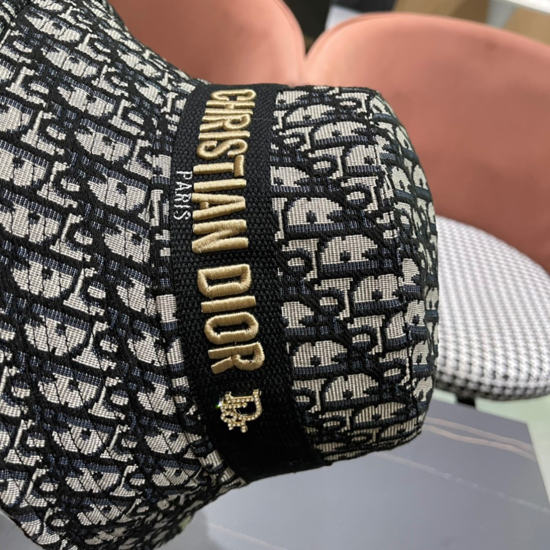 迪奥Dior😍官网最新迪奥logo渔夫帽，防晒指数超高，可随意折叠，携带方便🤗