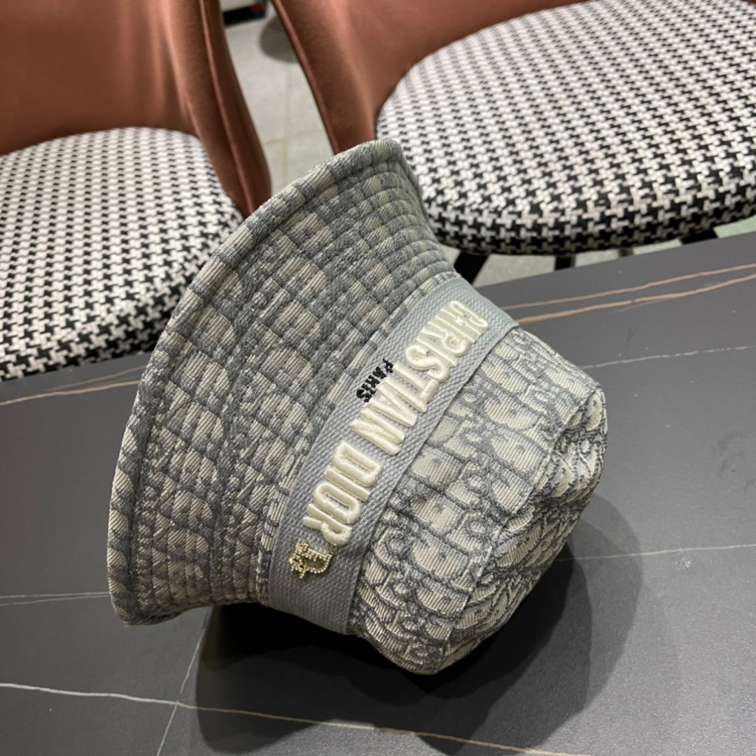 迪奥Dior😍官网最新迪奥logo渔夫帽，防晒指数超高，可随意折叠，携带方便🤗