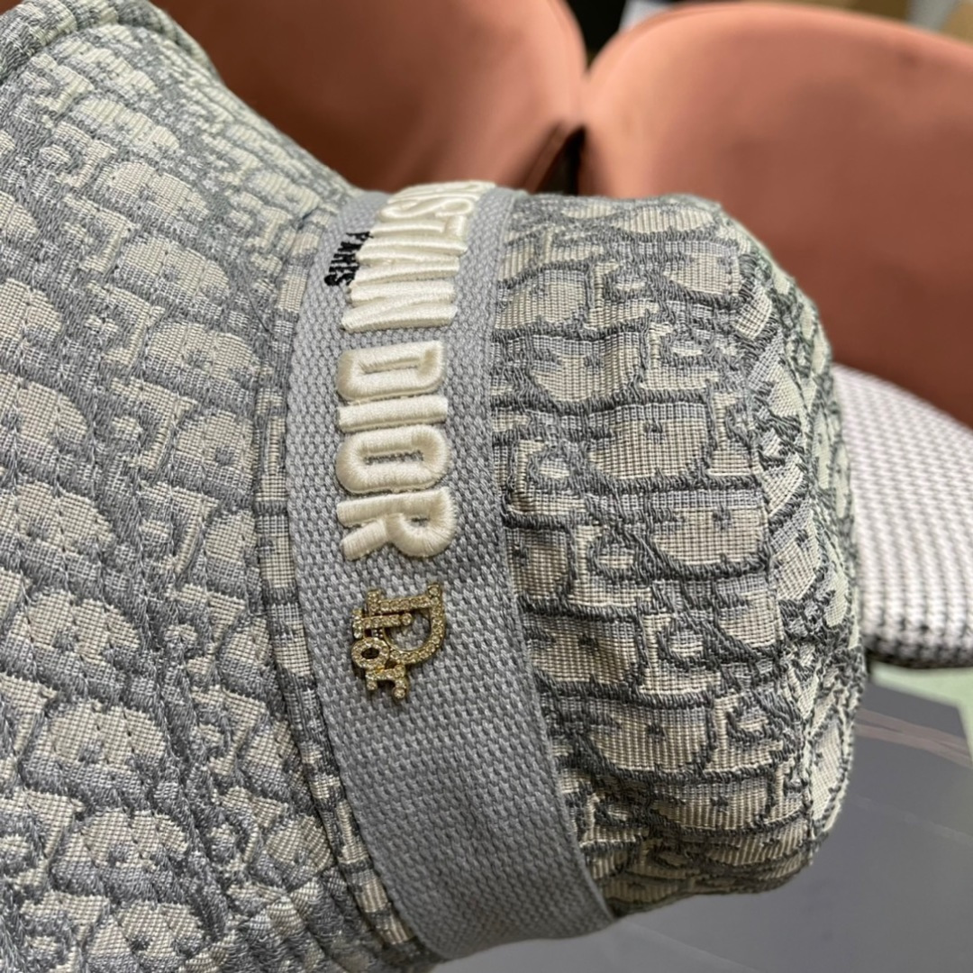 迪奥Dior😍官网最新迪奥logo渔夫帽，防晒指数超高，可随意折叠，携带方便🤗