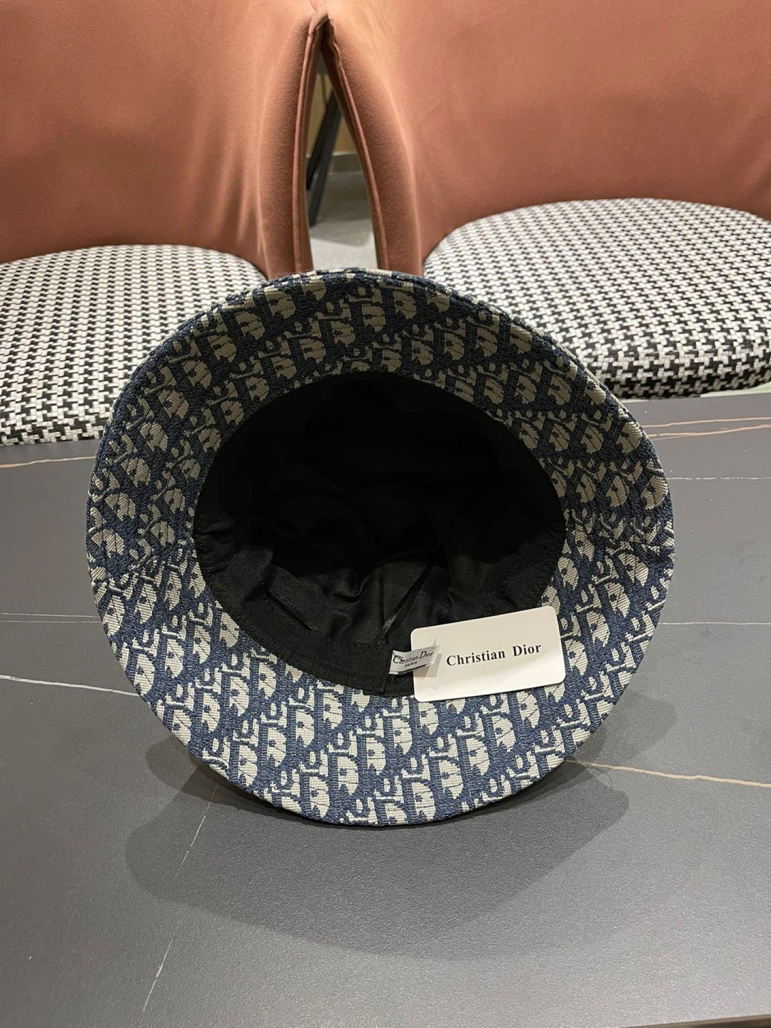 迪奥Dior😍官网最新迪奥logo渔夫帽，防晒指数超高，可随意折叠，携带方便🤗