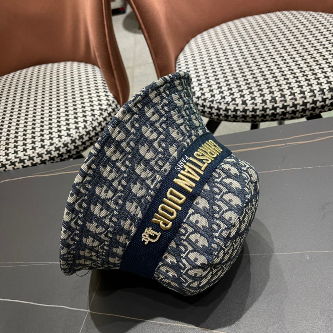 迪奥Dior😍官网最新迪奥logo渔夫帽，防晒指数超高，可随意折叠，携带方便🤗