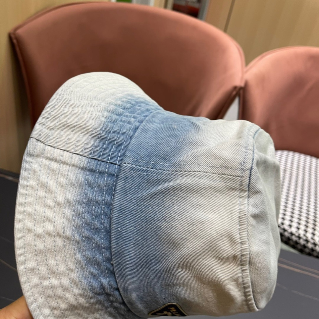  普拉达2024春夏新款渔夫帽，简约甜美风，帽型很好，大脸型哦！出街必备