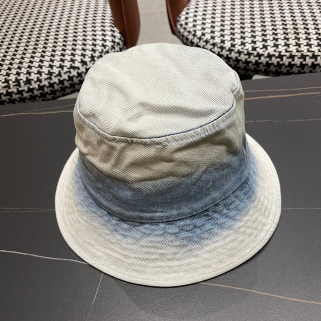  普拉达2024春夏新款渔夫帽，简约甜美风，帽型很好，大脸型哦！出街必备