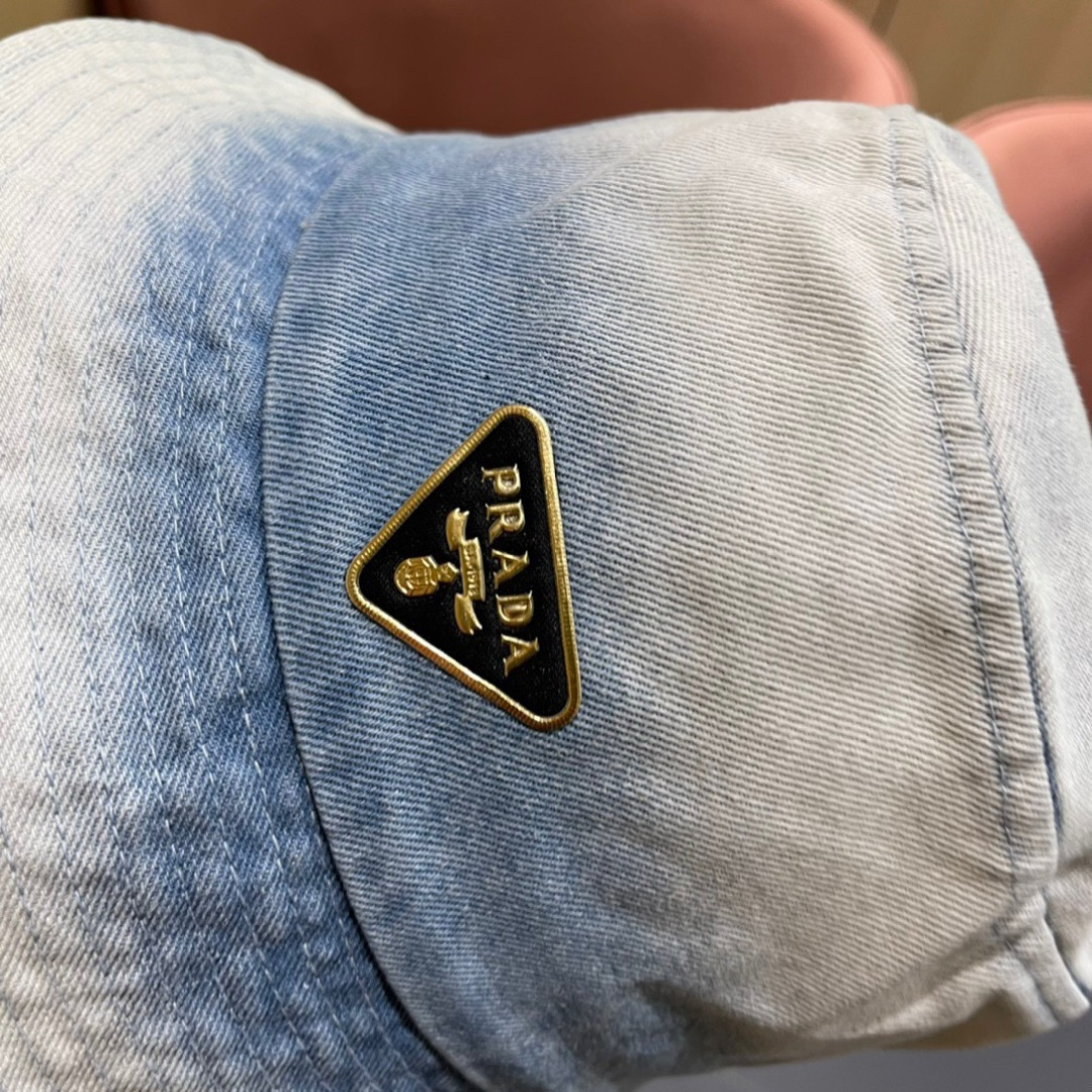  普拉达2024春夏新款渔夫帽，简约甜美风，帽型很好，大脸型哦！出街必备