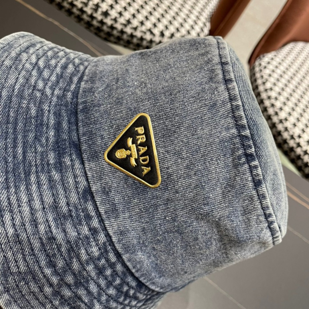  普拉达2024春夏新款渔夫帽，简约甜美风，帽型很好，大脸型哦！出街必备