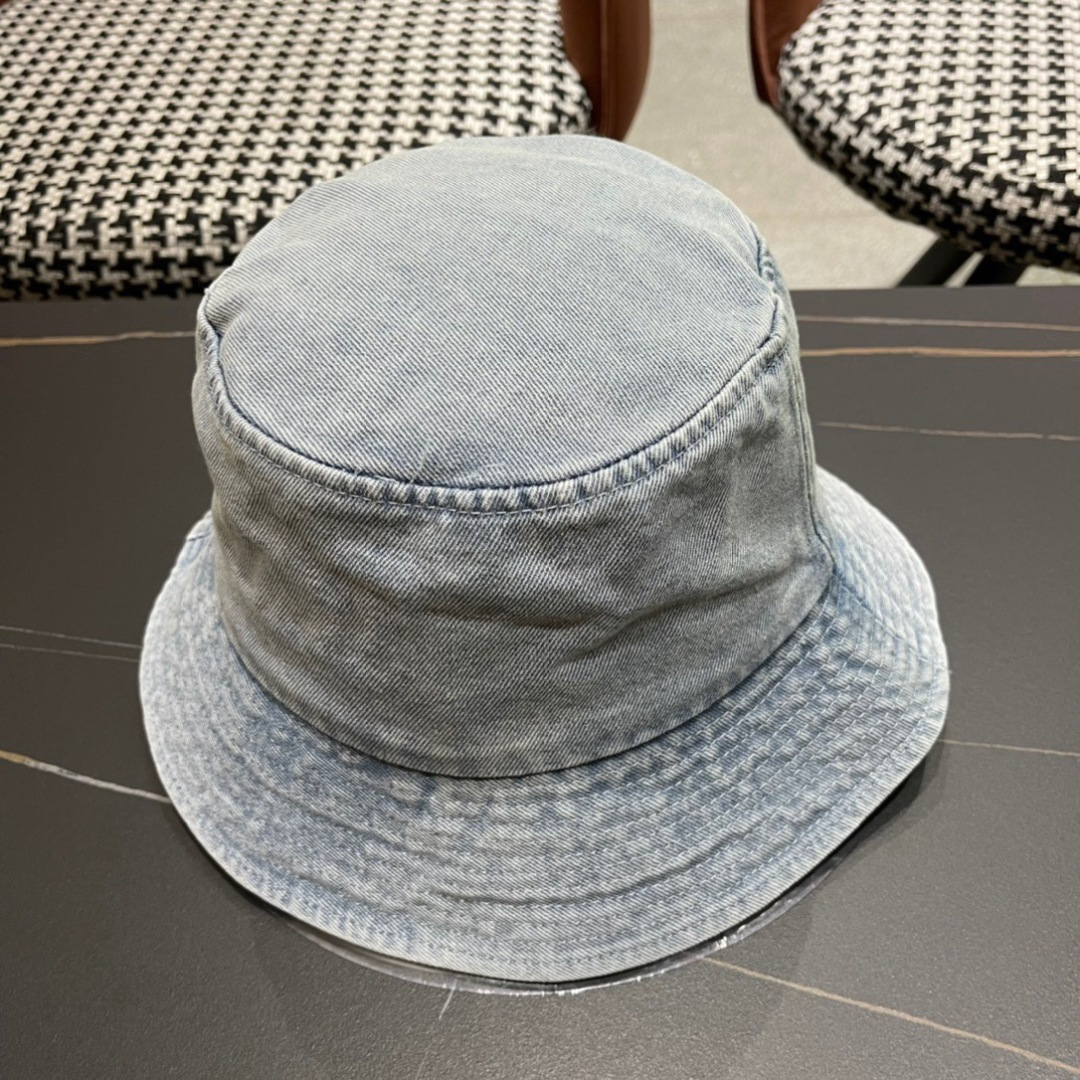  普拉达2024春夏新款渔夫帽，简约甜美风，帽型很好，大脸型哦！出街必备