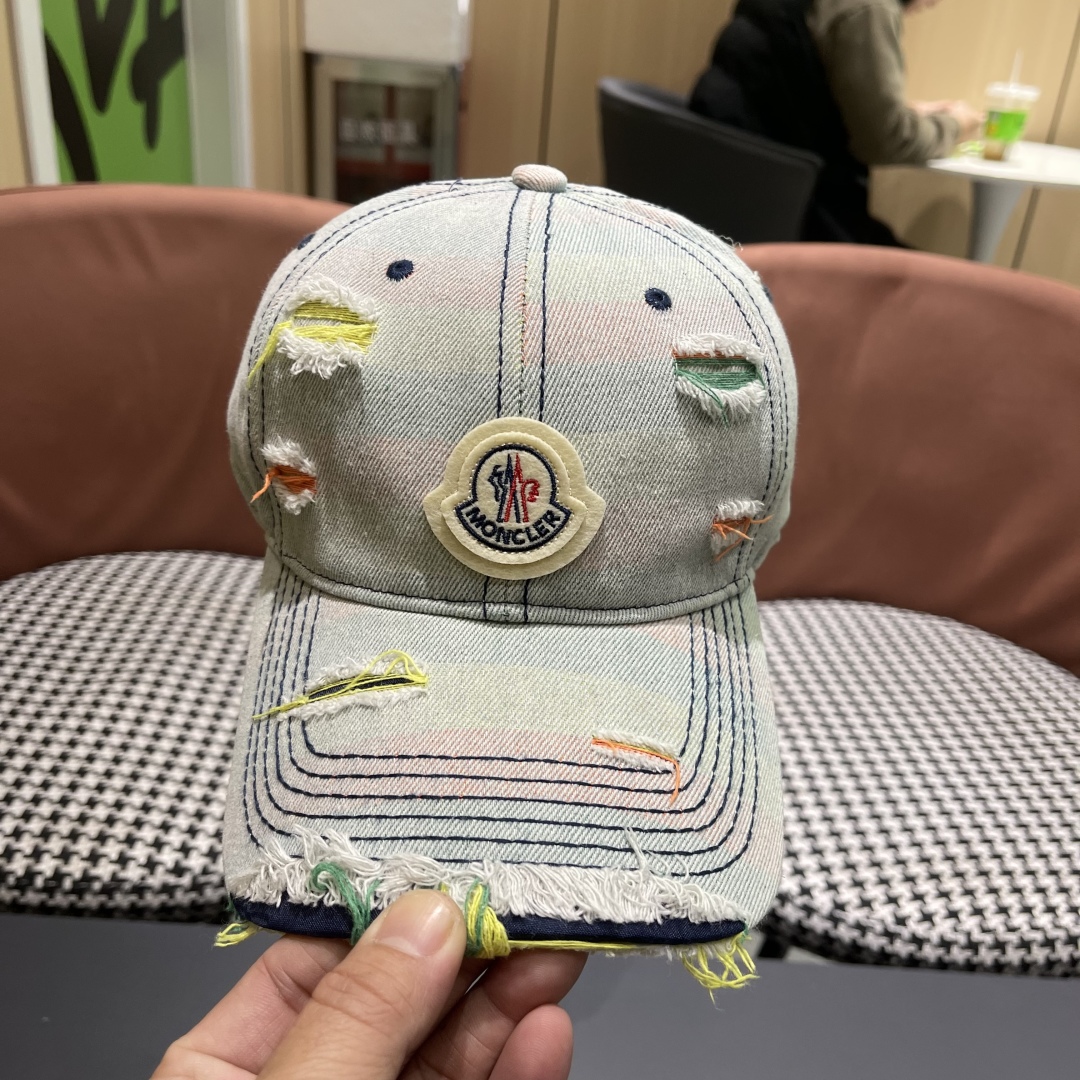  蒙口MONCLER2025新款牛仔破洞棒球帽，时尚炸街单品，风格很OK，网红.时尚博主的最爱！