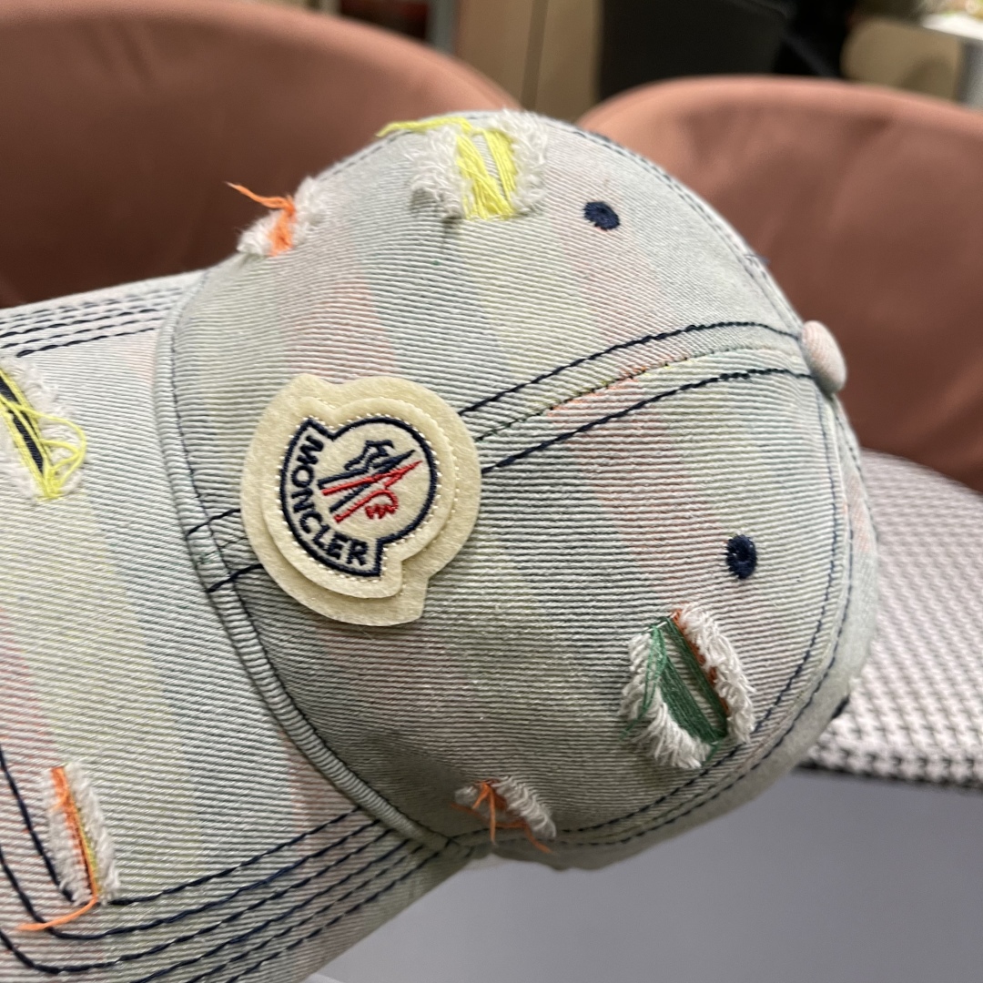  蒙口MONCLER2025新款牛仔破洞棒球帽，时尚炸街单品，风格很OK，网红.时尚博主的最爱！