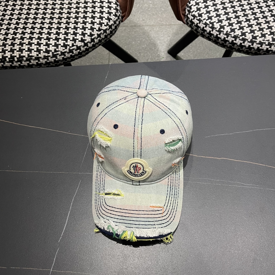  蒙口MONCLER2025新款牛仔破洞棒球帽，时尚炸街单品，风格很OK，网红.时尚博主的最爱！