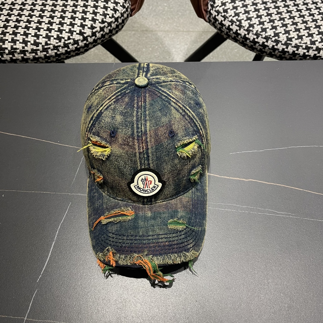  蒙口MONCLER2025新款牛仔破洞棒球帽，时尚炸街单品，风格很OK，网红.时尚博主的最爱！