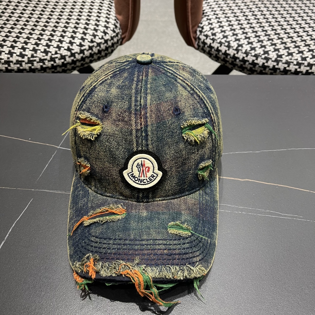  蒙口MONCLER2025新款牛仔破洞棒球帽，时尚炸街单品，风格很OK，网红.时尚博主的最爱！
