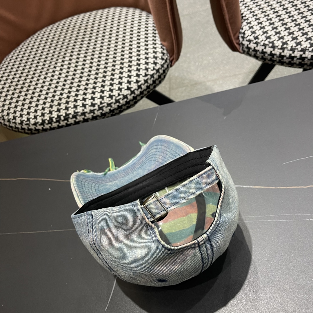  蒙口MONCLER2025新款牛仔破洞棒球帽，时尚炸街单品，风格很OK，网红.时尚博主的最爱！