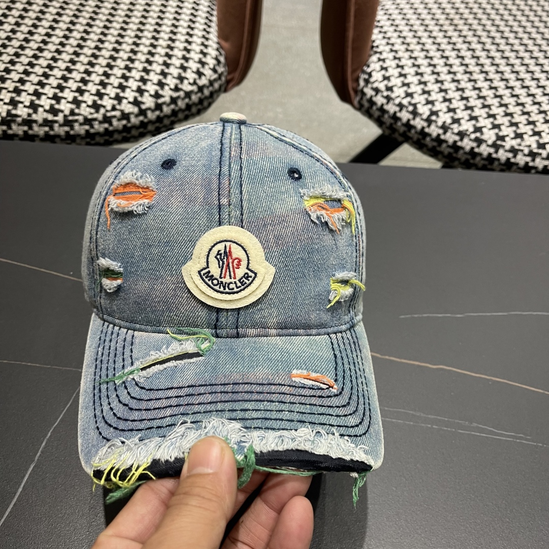  蒙口MONCLER2025新款牛仔破洞棒球帽，时尚炸街单品，风格很OK，网红.时尚博主的最爱！