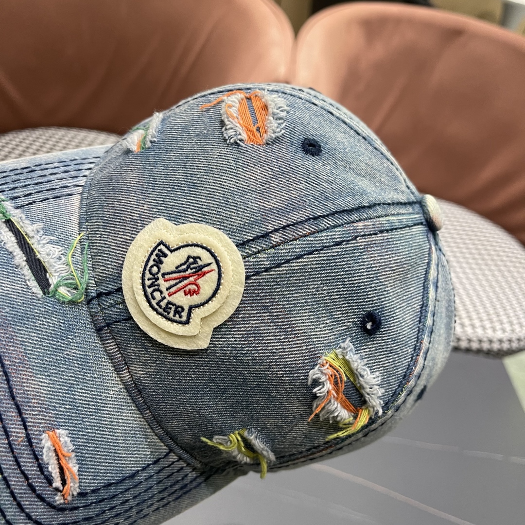  蒙口MONCLER2025新款牛仔破洞棒球帽，时尚炸街单品，风格很OK，网红.时尚博主的最爱！