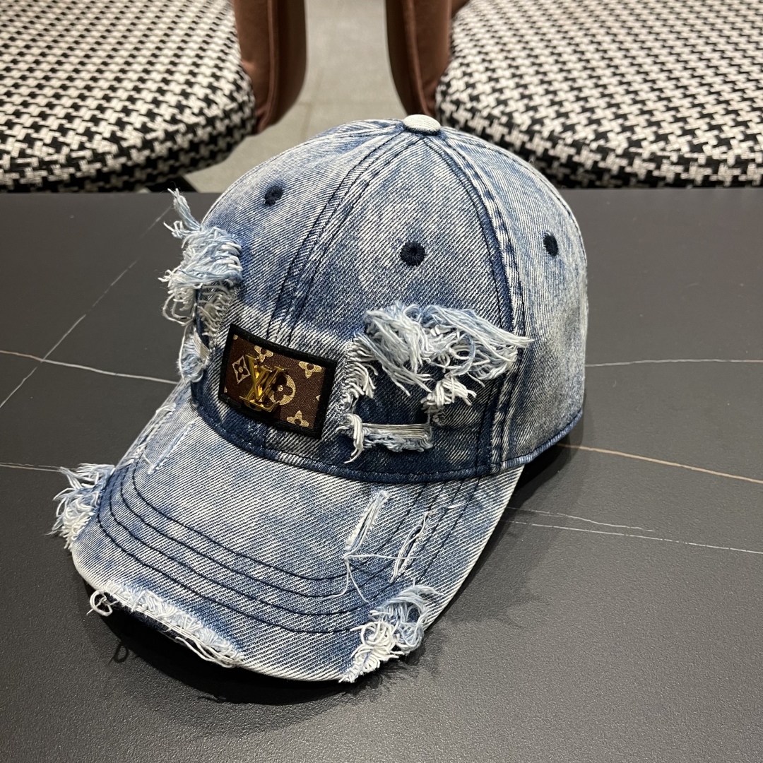  LV(路易威登)新款牛仔破洞棒球帽，原版牛仔布料，做工细致完美，质量超赞，基础头围56，贴片可调节。