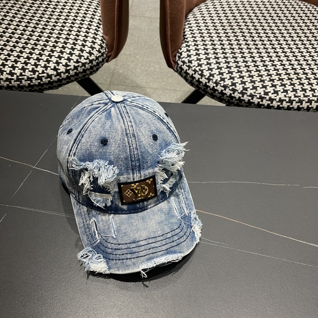  LV(路易威登)新款牛仔破洞棒球帽，原版牛仔布料，做工细致完美，质量超赞，基础头围56，贴片可调节。