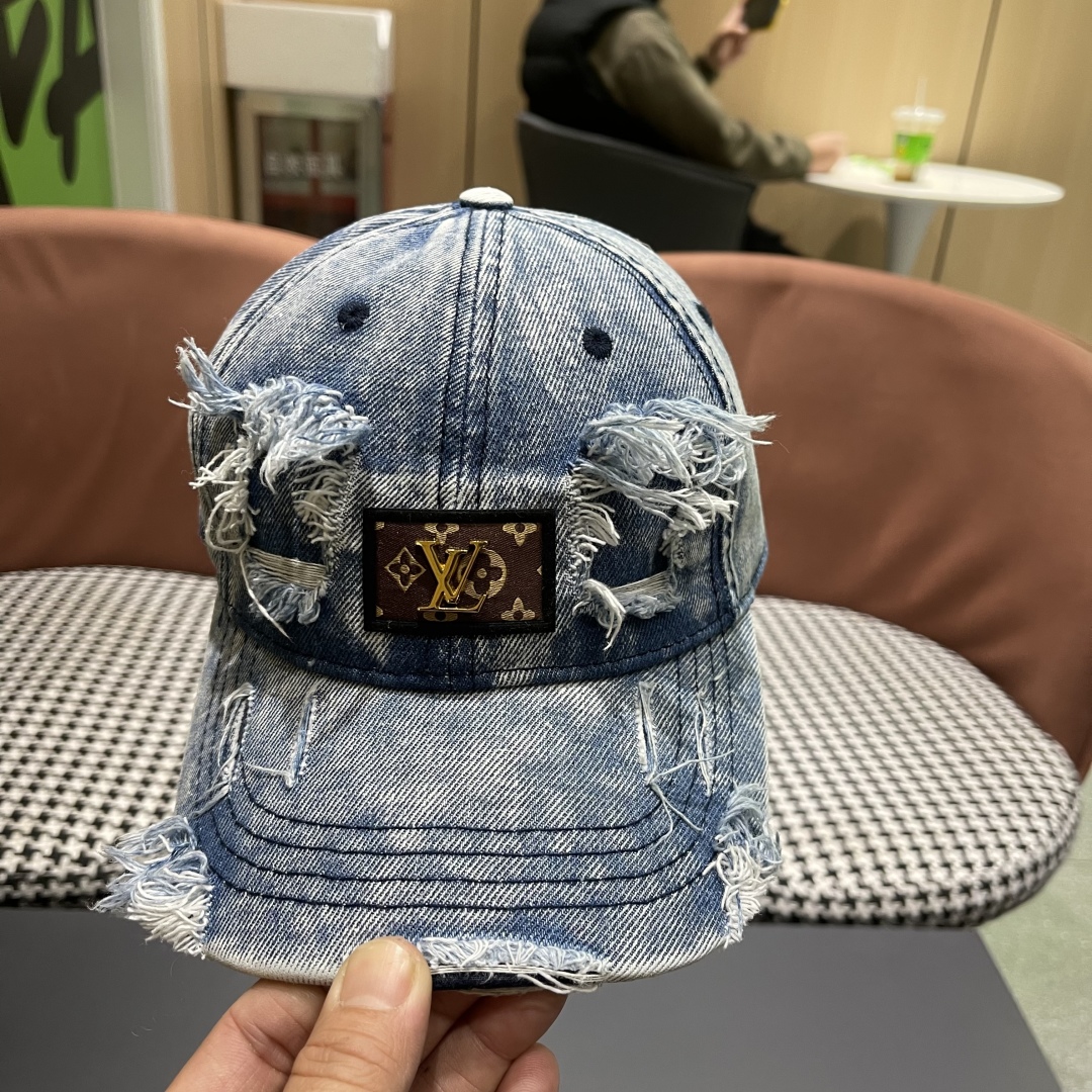  LV(路易威登)新款牛仔破洞棒球帽，原版牛仔布料，做工细致完美，质量超赞，基础头围56，贴片可调节。