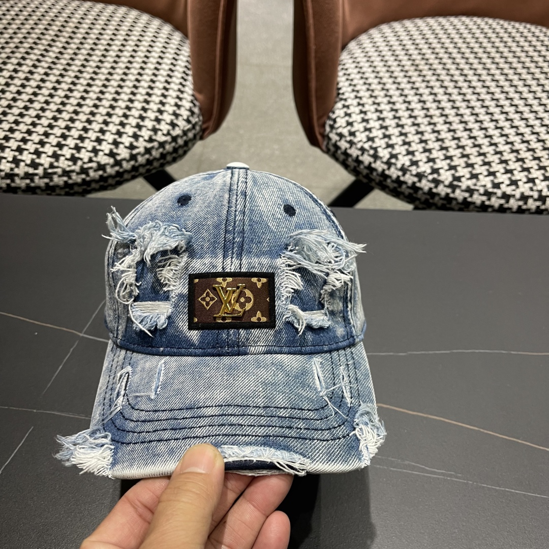  LV(路易威登)新款牛仔破洞棒球帽，原版牛仔布料，做工细致完美，质量超赞，基础头围56，贴片可调节。