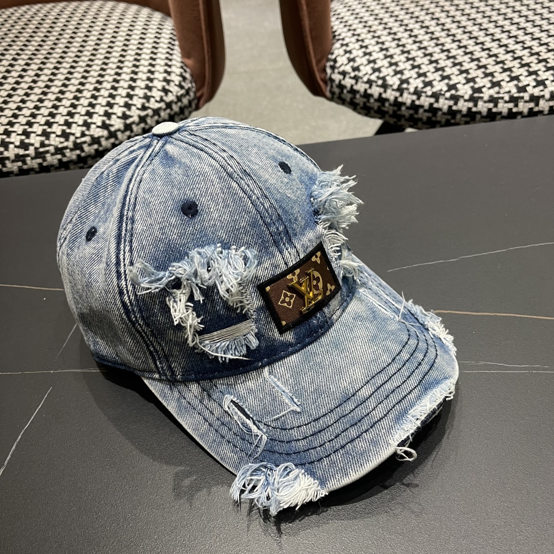  LV(路易威登)新款牛仔破洞棒球帽，原版牛仔布料，做工细致完美，质量超赞，基础头围56，贴片可调节。