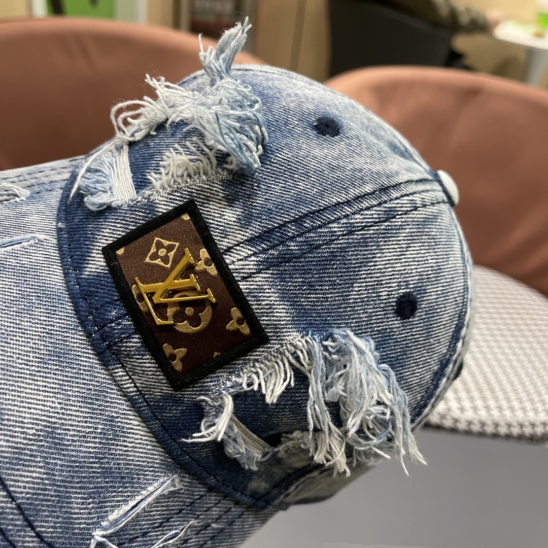  LV(路易威登)新款牛仔破洞棒球帽，原版牛仔布料，做工细致完美，质量超赞，基础头围56，贴片可调节。