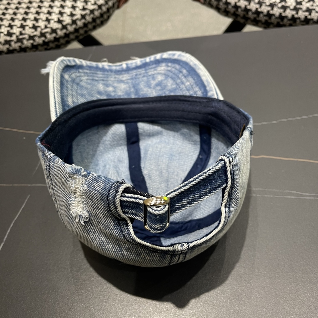  LV(路易威登)新款牛仔破洞棒球帽，原版牛仔布料，做工细致完美，质量超赞，基础头围56，贴片可调节。