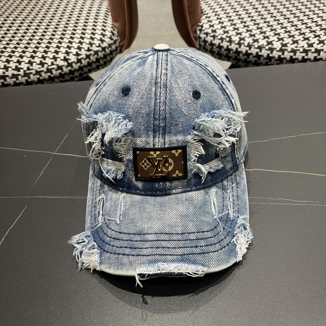  LV(路易威登)新款牛仔破洞棒球帽，原版牛仔布料，做工细致完美，质量超赞，基础头围56，贴片可调节。