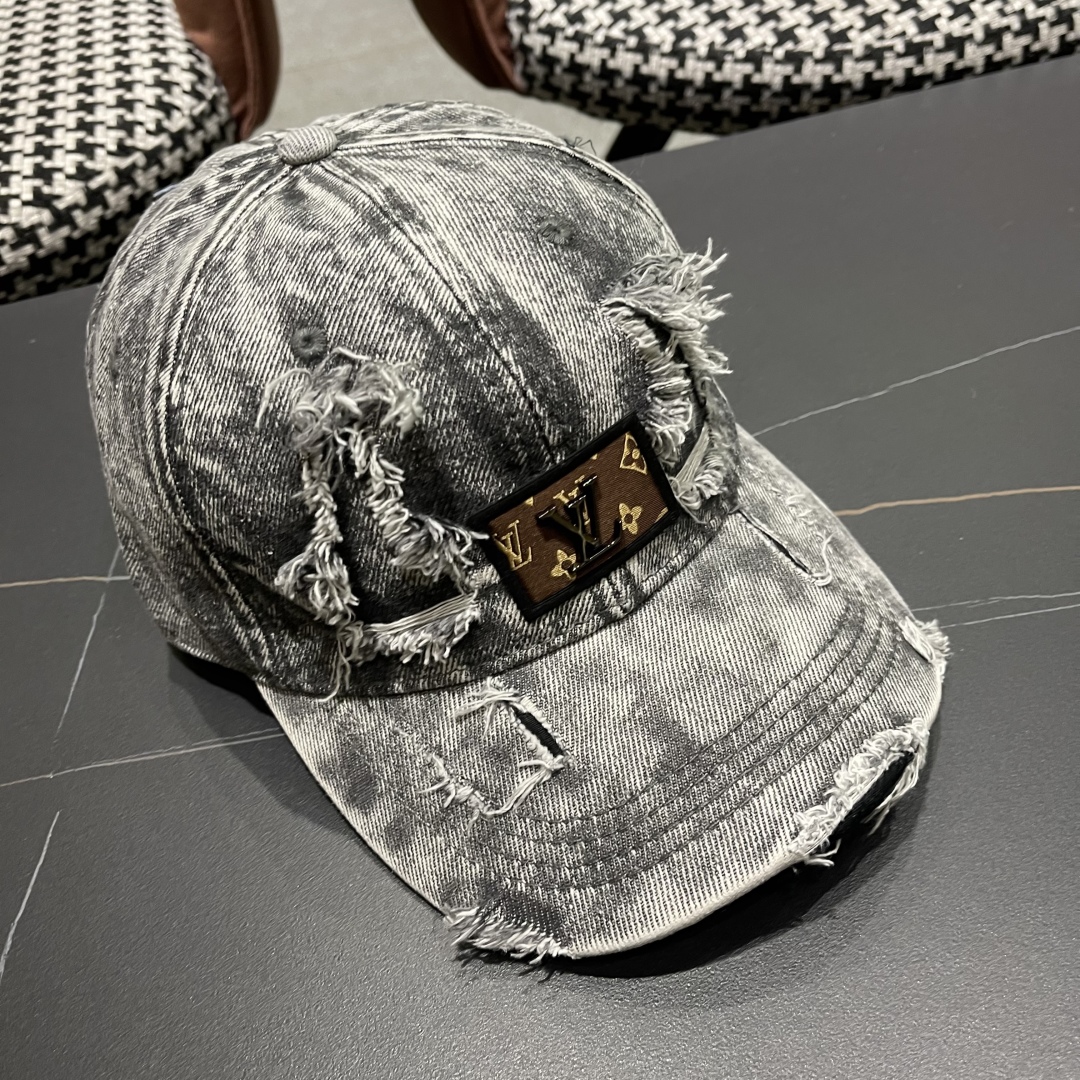  LV(路易威登)新款牛仔破洞棒球帽，原版牛仔布料，做工细致完美，质量超赞，基础头围56，贴片可调节。