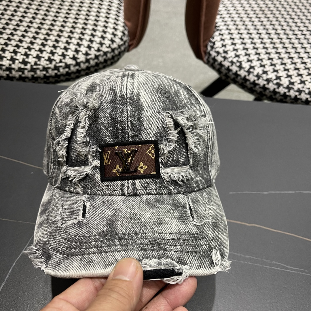  LV(路易威登)新款牛仔破洞棒球帽，原版牛仔布料，做工细致完美，质量超赞，基础头围56，贴片可调节。