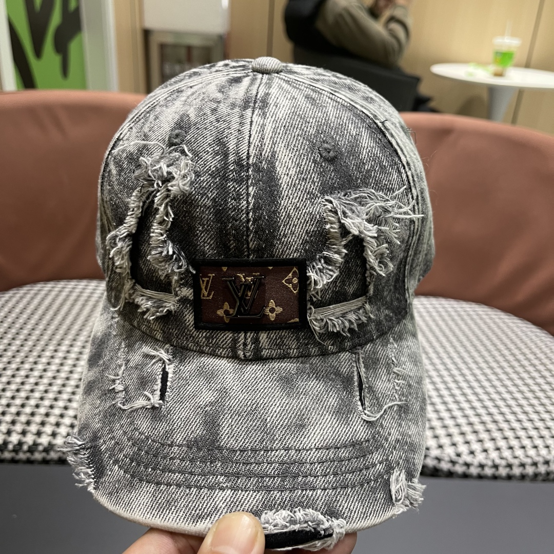  LV(路易威登)新款牛仔破洞棒球帽，原版牛仔布料，做工细致完美，质量超赞，基础头围56，贴片可调节。